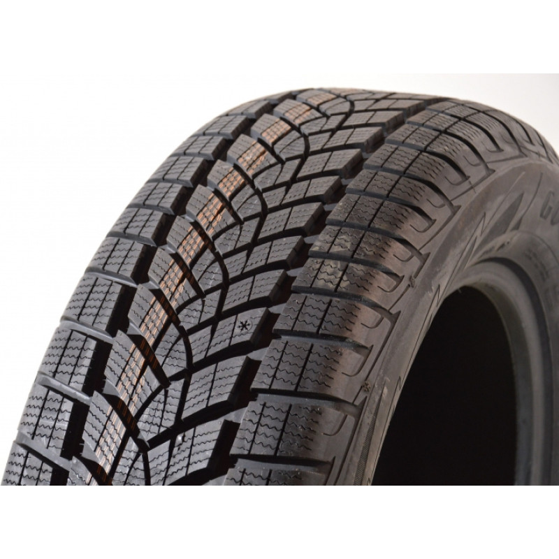 Goodyear - UltraGrip Performance SUV G1 DOT2018 - 235/65 R17
